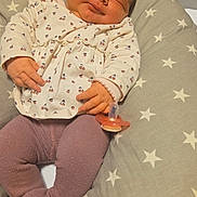 Elsa participe au concours pour gagner de l'argent avec cette photo : baby, sleeping, pacifier, cushion, star_pattern, clothing, tights, infant, cute, resting, indoor, child, face, hand, newborn, soft, relaxing, patterned_clothes, comfort, pink