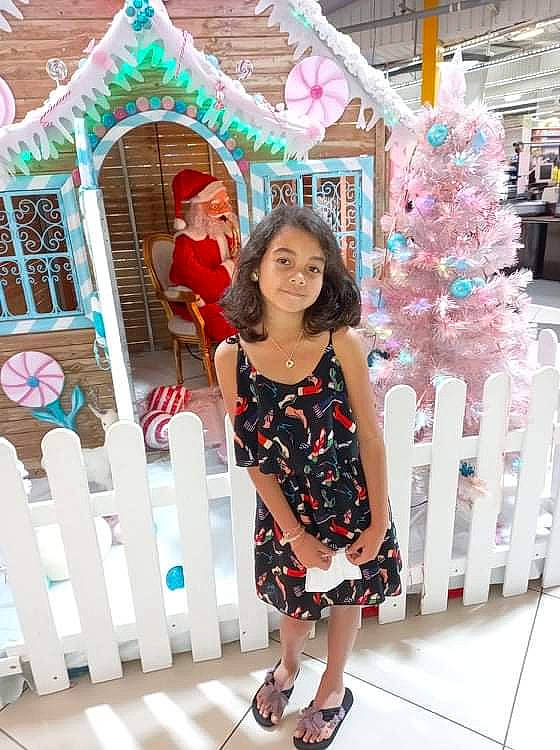 Raelya participe au concours pour gagner de l'argent avec cette photo : child, day_dress, event, fashion, fashion_design, fun, green, happy, leisure, magenta, one_piece_garment, party_supply, pattern, person, pink, plant, sandal, smile, textile, wheel