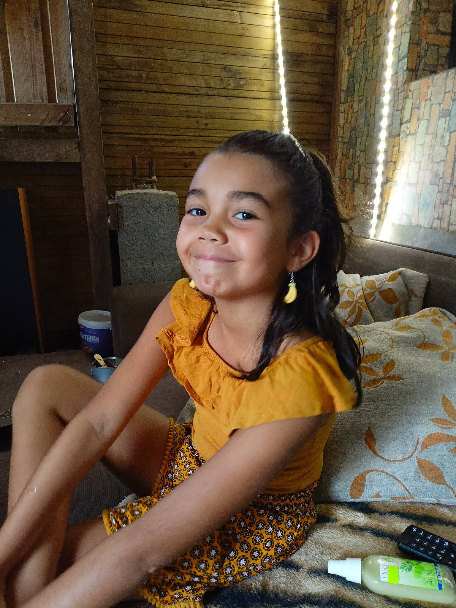 Raelya participe au concours pour gagner de l'argent avec cette photo : black_hair, brown_hair, comfort, elbow, flash_photography, fun, hair, happy, head, human_body, human_leg, joy, knee, leg, leisure, long_hair, person, sitting, smile, thigh