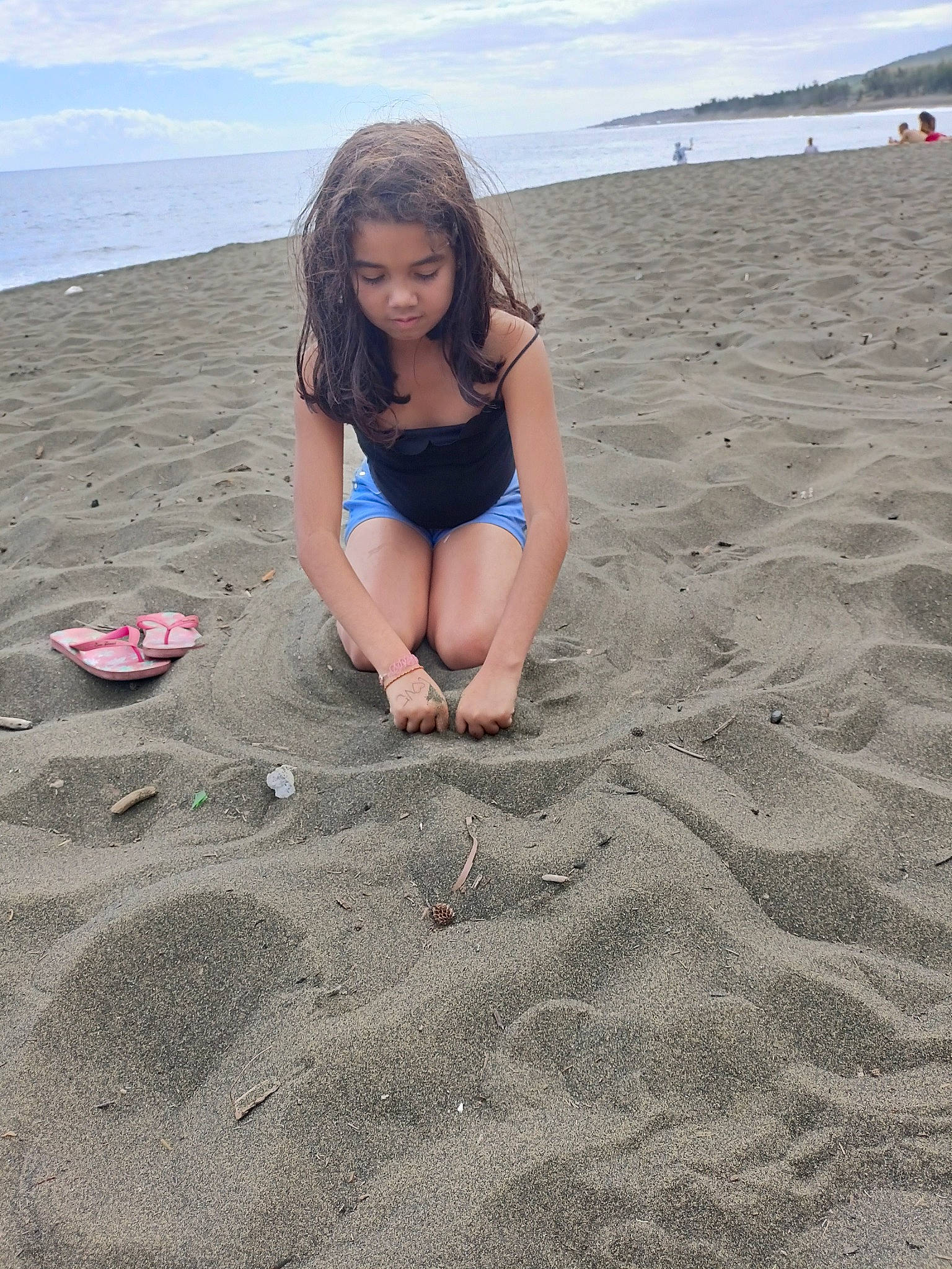 Raelya a rejoint le concours — aidez-le/la à gagner de superbes lots ! barefoot, beach, cloud, foot, fun, happy, horizon, human_leg, landscape, leisure, people_in_nature, people_on_beach, person, sand, sitting, sky, thigh, travel, water, wind_wave