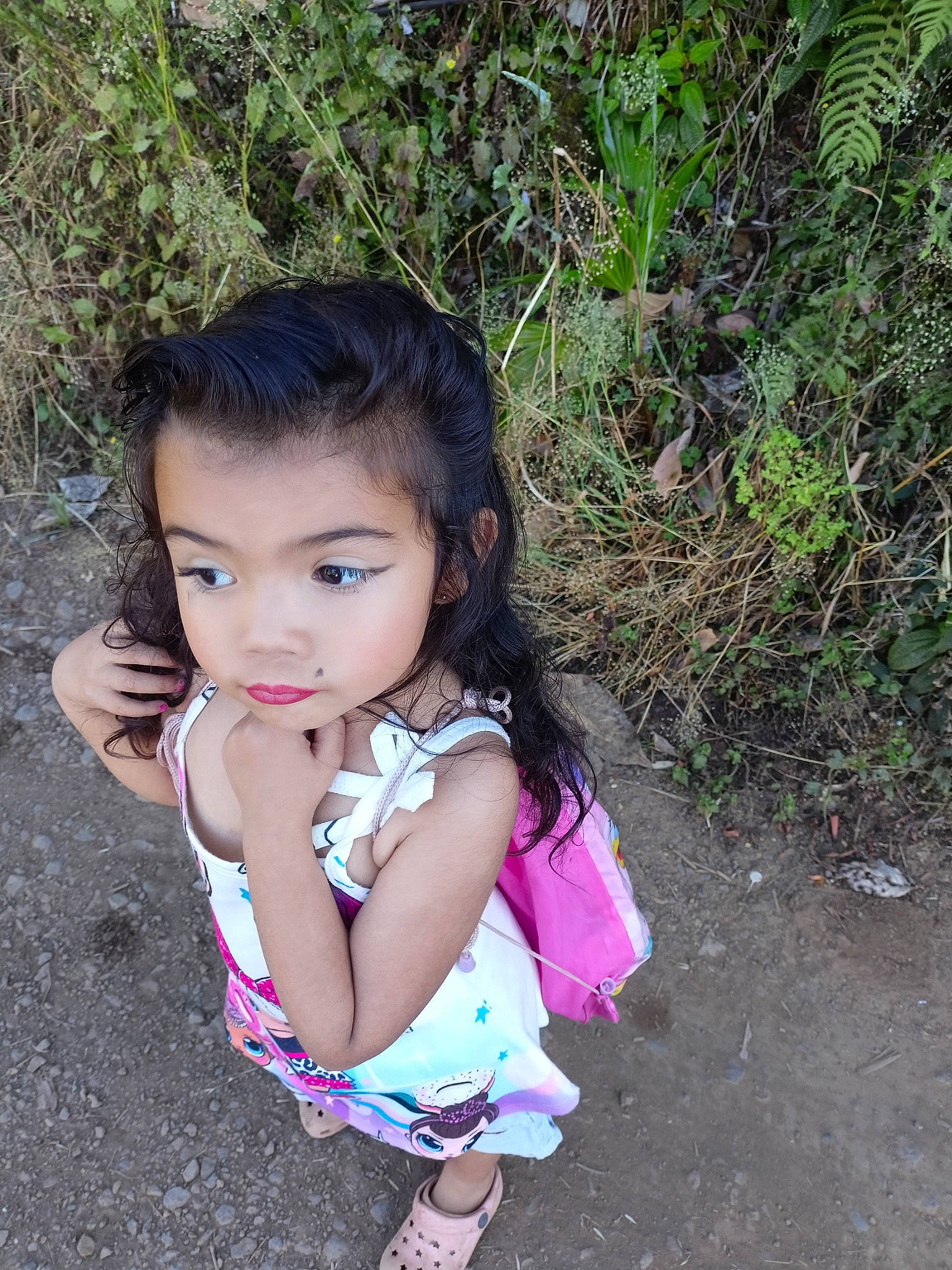Isahora participe au concours pour gagner de l'argent avec cette photo : baby_toddler_clothing, black_hair, child, child_model, eyelash, flash_photography, grass, happy, lip, magenta, pattern, people_in_nature, person, photo_shoot, pink, plant, portrait_photography, sitting, skin, soil
