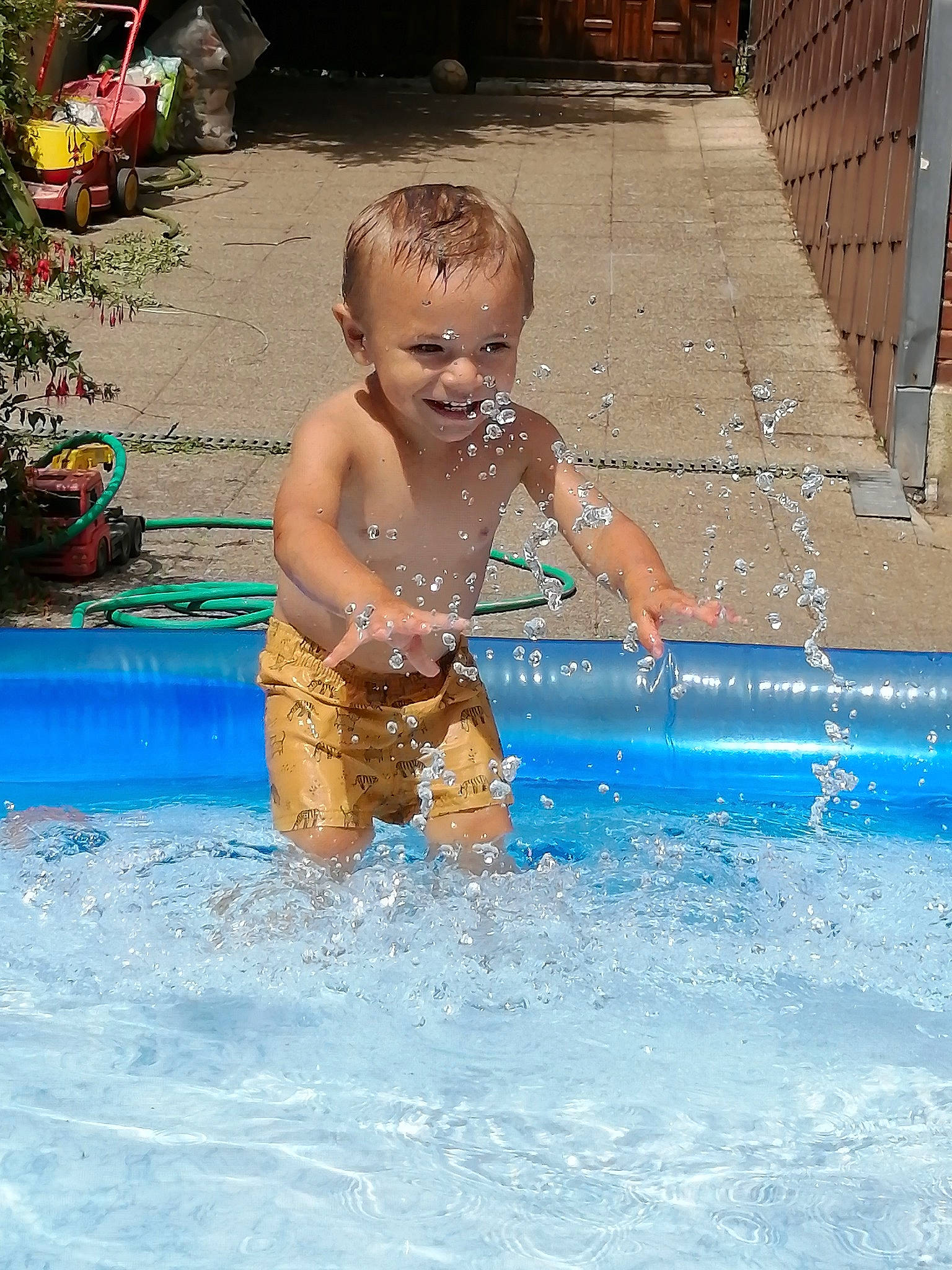 Zyad participe au concours pour gagner de l'argent avec cette photo : child, fun, joy, leisure, leisure_centre, nonbuilding_structure, park, person, play, recreation, smile, summer, swimming_pool, toddler, vacation, water, water_feature, water_park