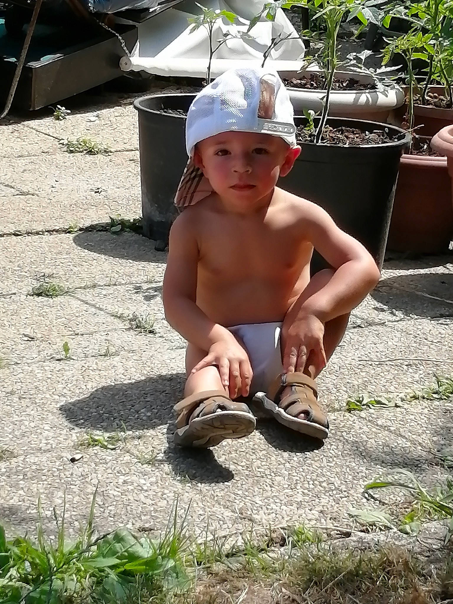 Zyad participe au concours pour gagner de l'argent avec cette photo : barechested, child, headwear, male, muscle, person, vacation