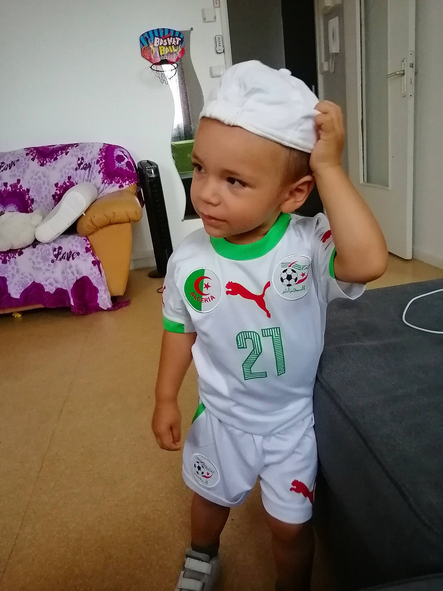 Zyad participe au concours pour gagner de l'argent avec cette photo : arm, baby, baby_toddler_clothing, child, headwear, person, play, toddler