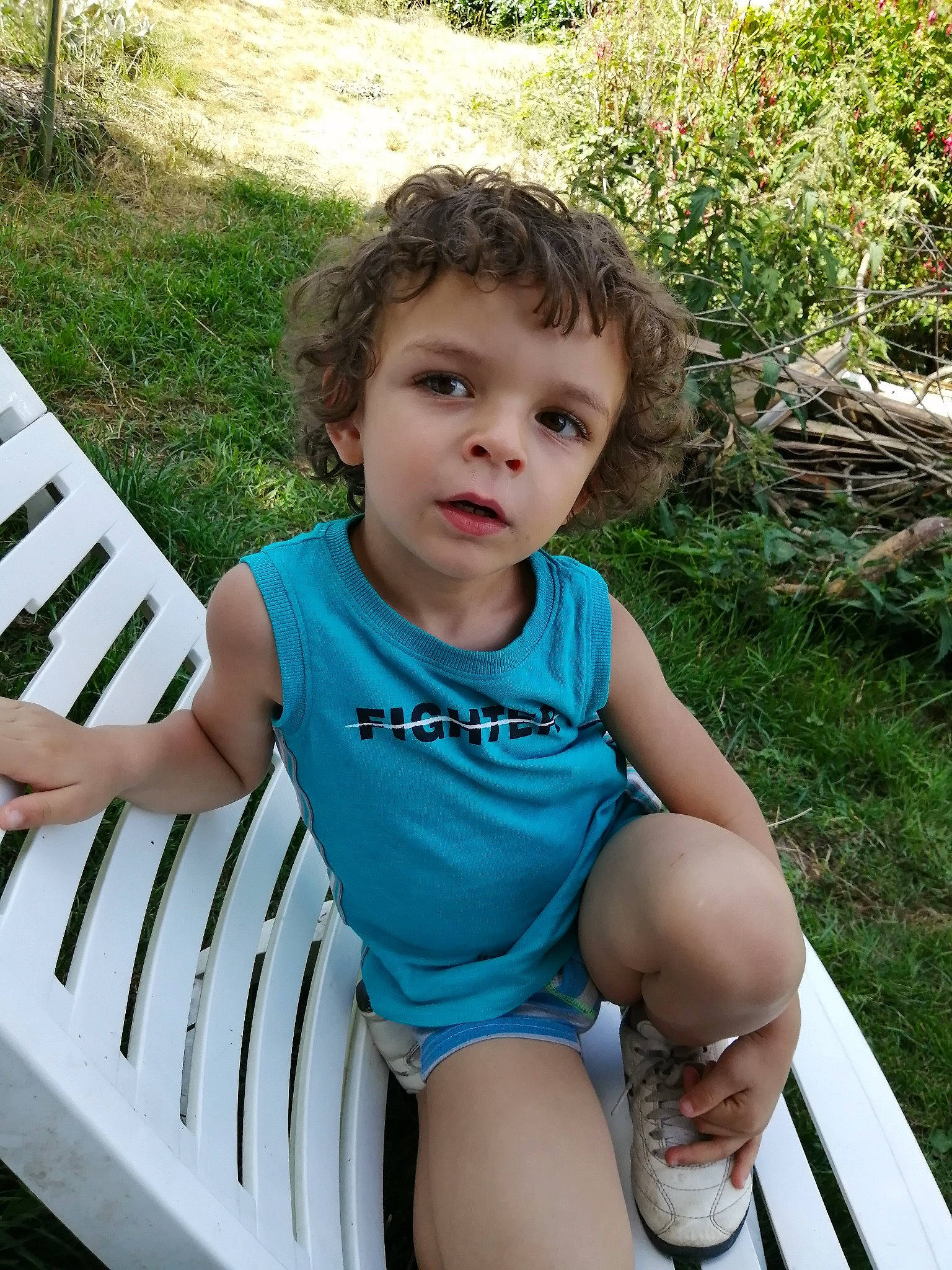 Elyes a rejoint le concours — aidez-le/la à gagner de superbes lots ! child, finger, grass, leg, leisure, person, sitting, smile, summer, toddler, vacation