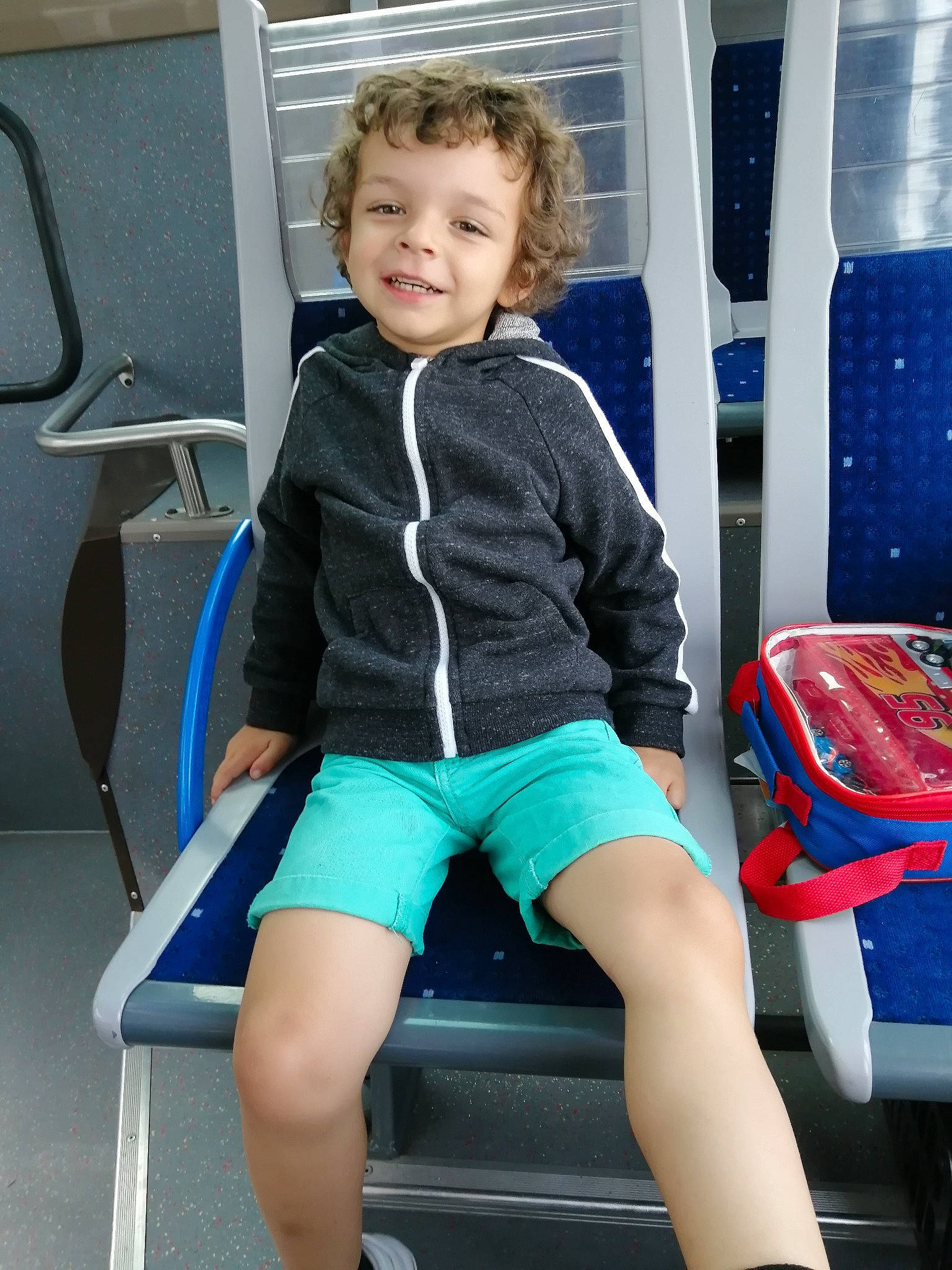 Elyes participe au concours pour gagner de l'argent avec cette photo : child, human_leg, joy, knee, leg, person, shorts, sitting, thigh, toddler