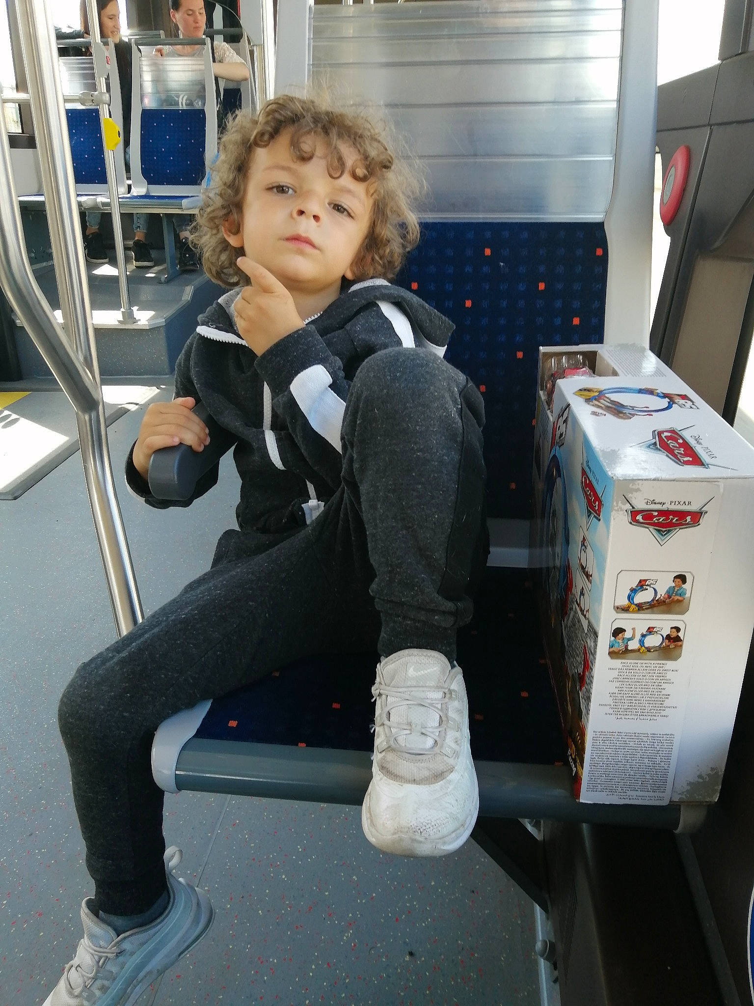 Elyes participe au concours pour gagner de l'argent avec cette photo : child, leg, person, public_transport, shoe, standing, toddler, transport