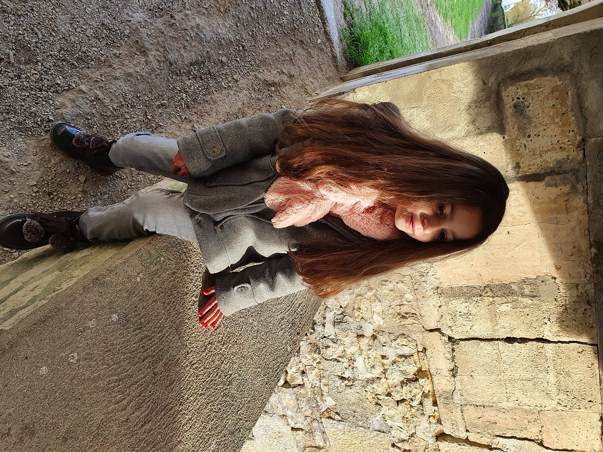 Louane participe au concours pour gagner de l'argent avec cette photo : asphalt, boot, brick, cobblestone, concrete, eyewear, grass, human_leg, leisure, pattern, people_in_nature, person, recreation, road_surface, shadow, sidewalk, sitting, soil, street_fashion, tints_and_shades