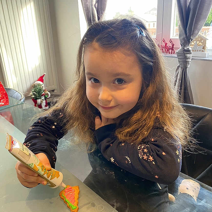 Zoé participe au concours pour gagner de l'argent avec cette photo : bodypart, child, cream, cutlery, dessert, face, female, finger, food, girl, hand, head, icecream, icing, indoors, interiordesign, lunch, person, photography, portrait