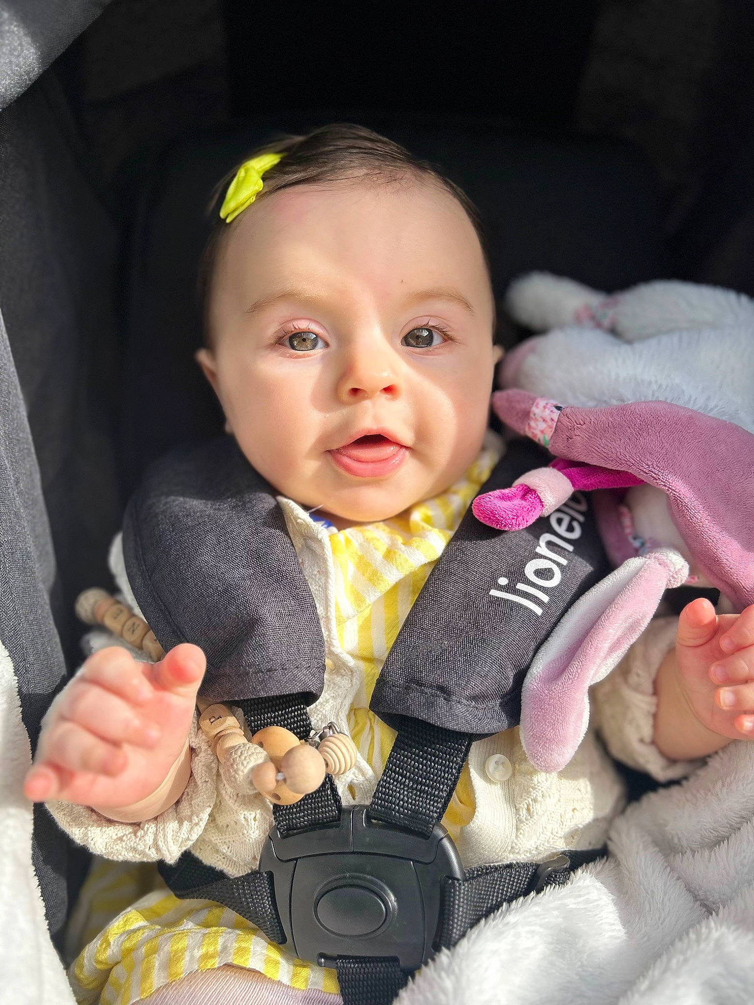 Pauline a rejoint le concours — aidez-le/la à gagner de superbes lots ! baby, baby_carriage, baby_products, baby_toddler_clothing, cheek, child, chin, comfort, eyebrow, finger, gesture, happy, iris, lip, nose, person, seat_belt, skin, sleeve, thumb