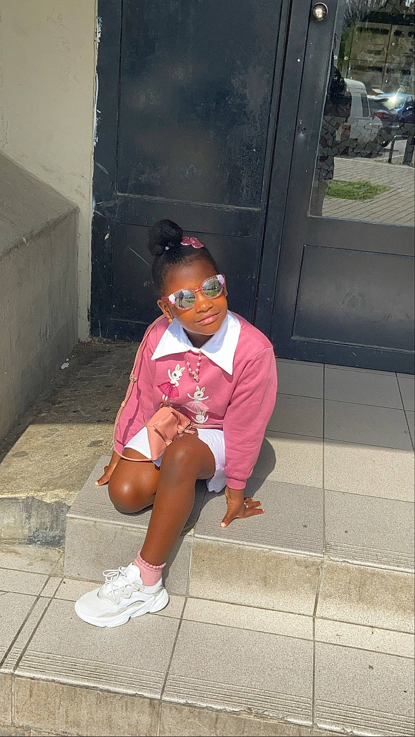 Ayanny participe au concours pour gagner de l'argent avec cette photo : eyewear, glasses, goggles, hat, human_leg, infrastructure, knee, leg, leisure, magenta, person, pink, road, sidewalk, sitting, street, street_fashion, sunglasses, t_shirt, temple