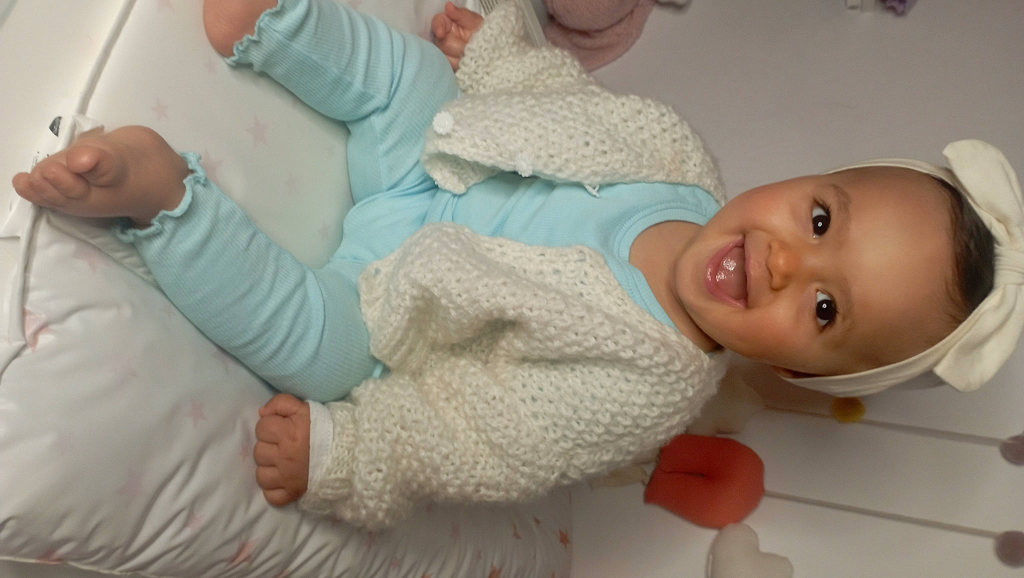 Alma a rejoint le concours — aidez-le/la à gagner de superbes lots ! arm, baby, baby_laughing, baby_toddler_clothing, balloon, child, comfort, elbow, finger, gesture, hand, happy, joint, joy, mouth, nose, organ, person, skin, smile