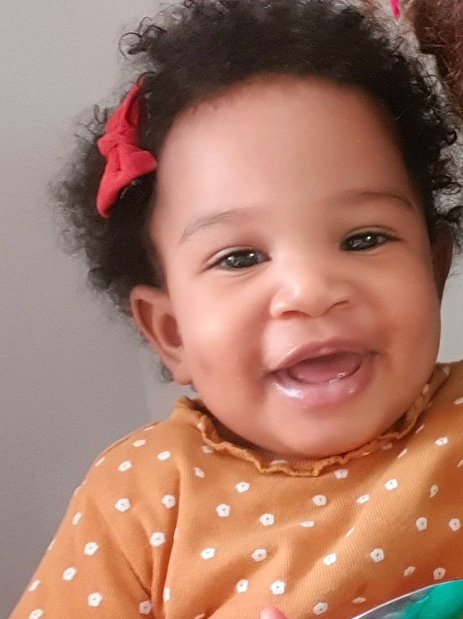 Maïwenn participe au concours pour gagner de l'argent avec cette photo : baby_toddler_clothing, cheek, chin, eye, eyebrow, eyelash, face, facial_expression, forehead, hair, hairstyle, head, human, lip, mouth, nose, organ, person, skin, smile