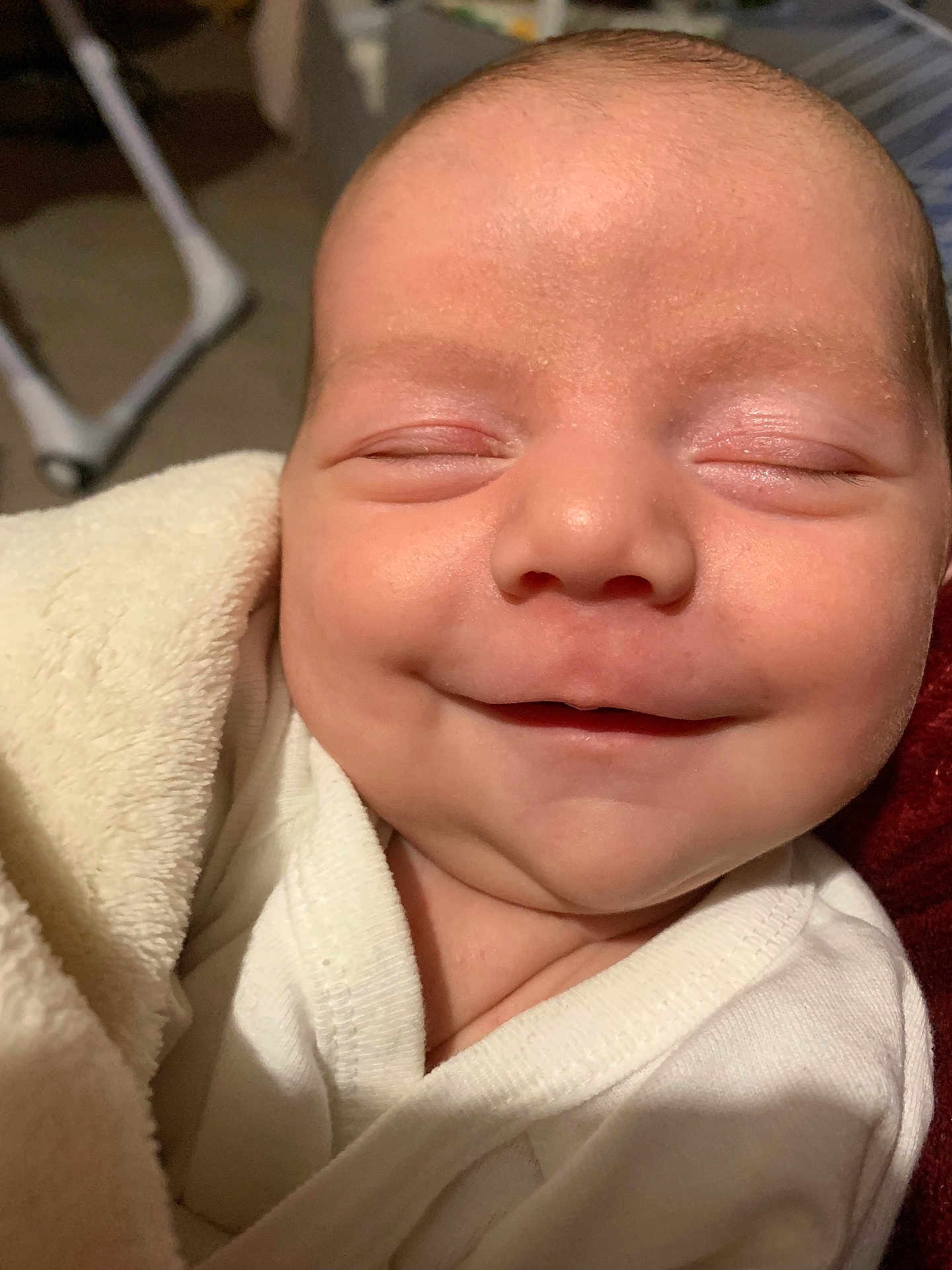 Emma participe au concours pour gagner de l'argent avec cette photo : baby, smile, face, closeup, blanket, infant, sleeping, peaceful, newborn, soft, white_clothing, skin, portrait, cozy, cute, child, human, indoors, young, wrapped