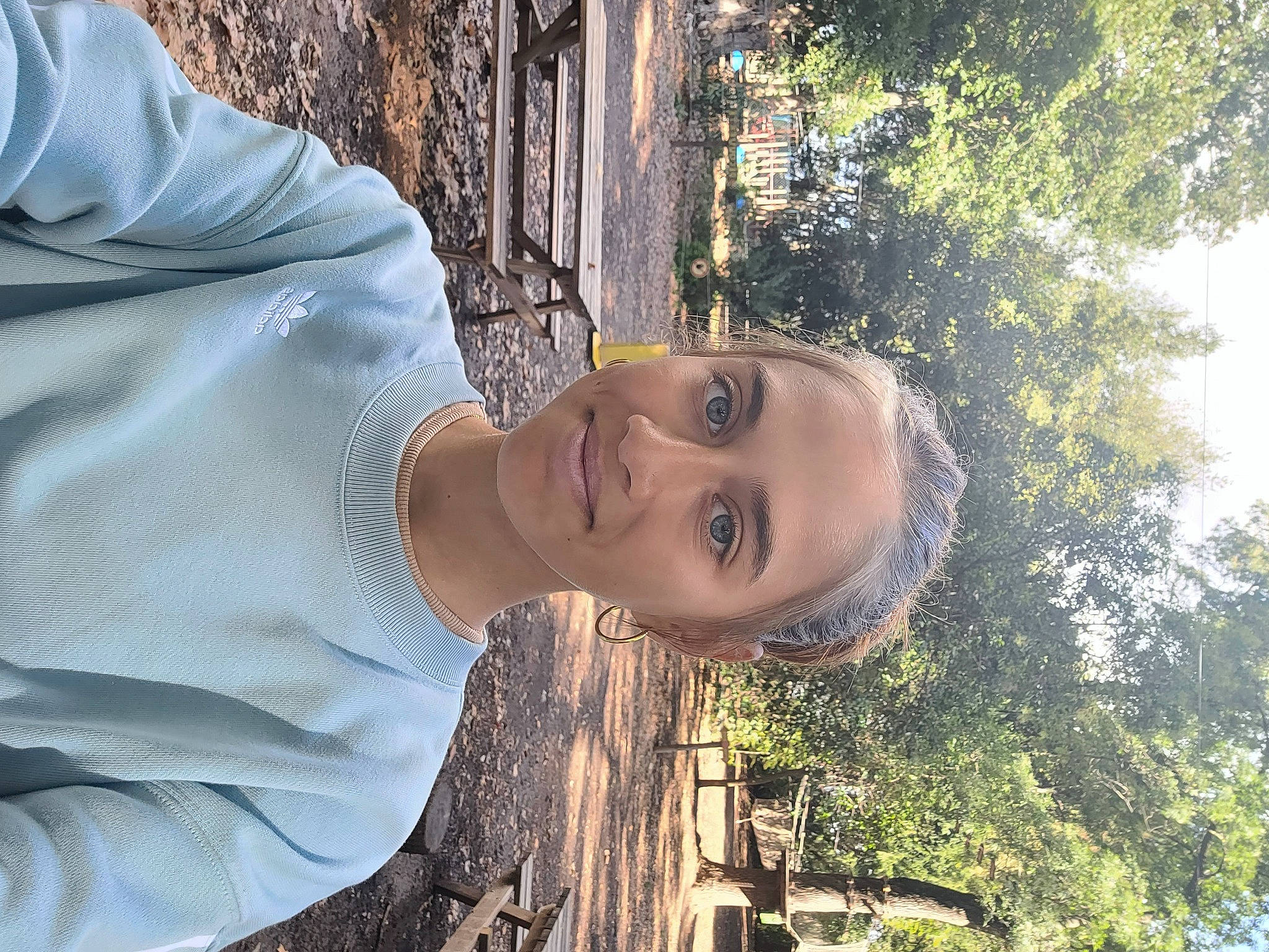 Loélia participe au concours pour gagner de l'argent avec cette photo : child, eyewear, forest, fun, grass, happy, joy, landscape, leisure, people_in_nature, person, plant, portrait, portrait_photography, smile, tints_and_shades, tree, trunk, wood