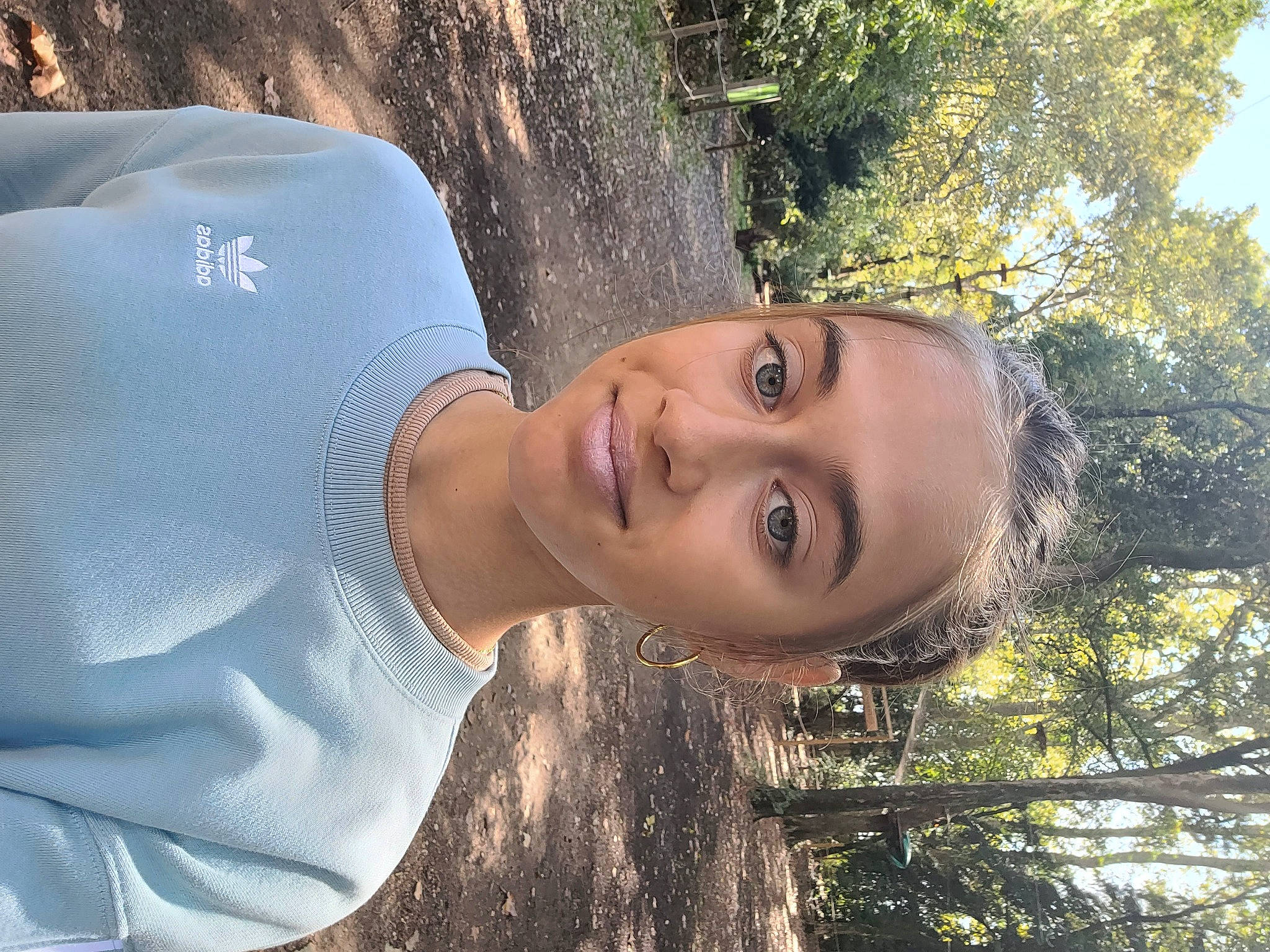 Loélia participe au concours pour gagner de l'argent avec cette photo : black_hair, botany, brown_hair, eyebrow, eyelash, flash_photography, fun, grass, happy, joy, landscape, leisure, lip, long_hair, people_in_nature, person, plant, smile, t_shirt, tree