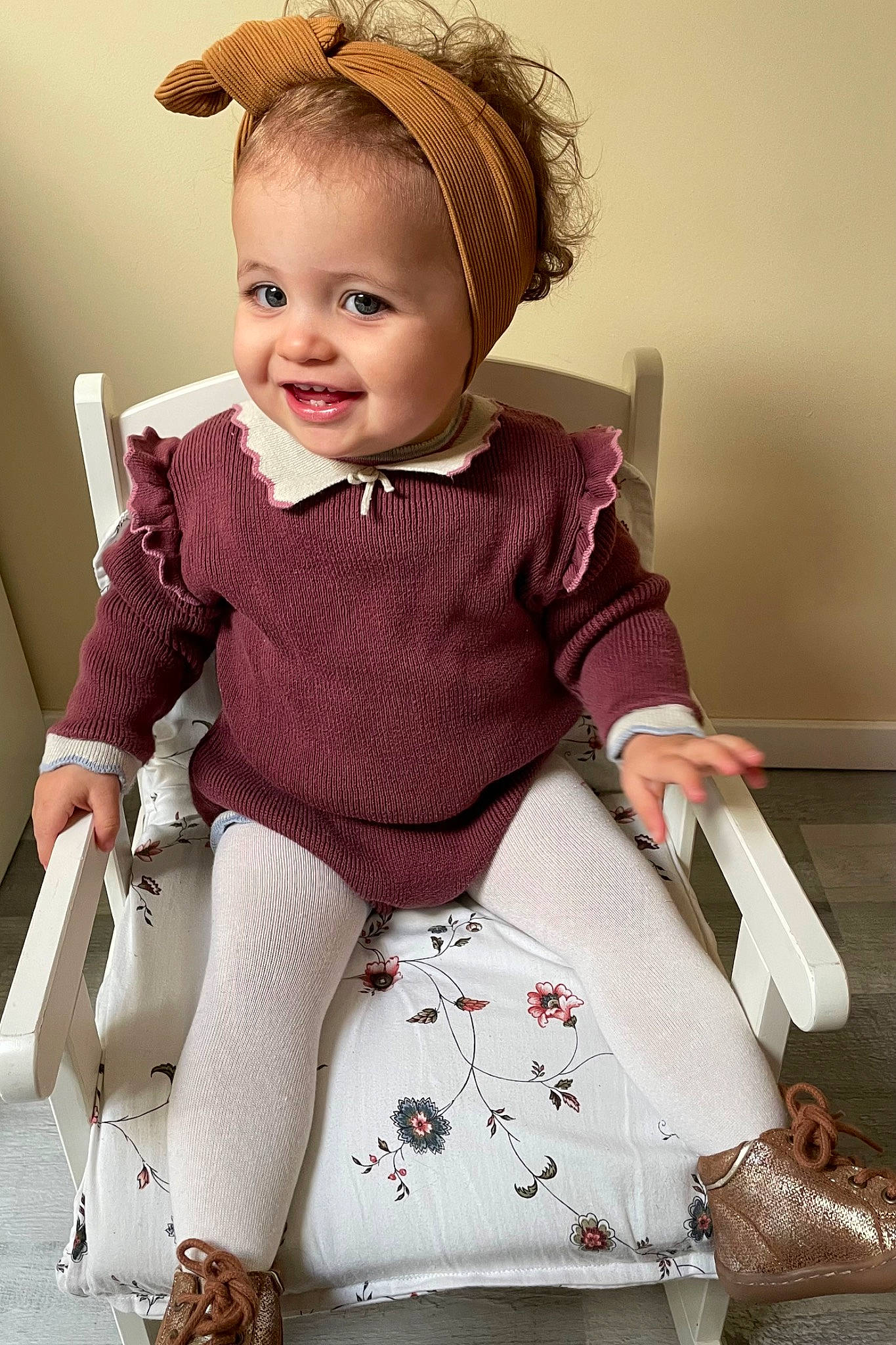 Victoire participe au concours pour gagner de l'argent avec cette photo : baby_toddler_clothing, child, fashion_design, happy, headgear, jewellery, joy, knee, magenta, neck, outerwear, pattern, person, pink, shoe, sleeve, smile, sock, textile, thigh
