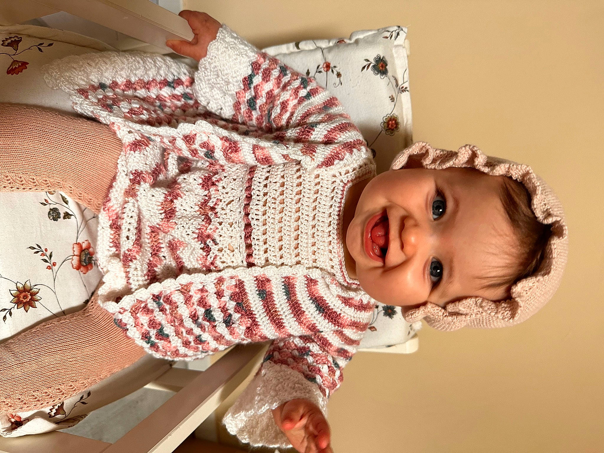 Victoire participe au concours pour gagner de l'argent avec cette photo : baby, baby_toddler_clothing, bedding, child, comfort, dress, flooring, fur, happy, headgear, human_body, joy, linens, pattern, person, room, sleeve, smile, throw_pillow, toddler