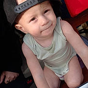 Jukka participe au concours pour gagner de l'argent avec cette photo : toddler, child, cap, backward_cap, onesie, indoor, curious, face, hand, tattoo, blanket, colorful, furniture, window, leaning, expression, baby, skin, person, portrait