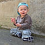 Jukka a rejoint le concours — aidez-le/la à gagner de superbes lots ! baseballcap, bodypart, boy, cap, child, clothing, face, finger, footwear, hand, head, male, pants, person, photography, portrait, shoe, sitting, sneaker, soil