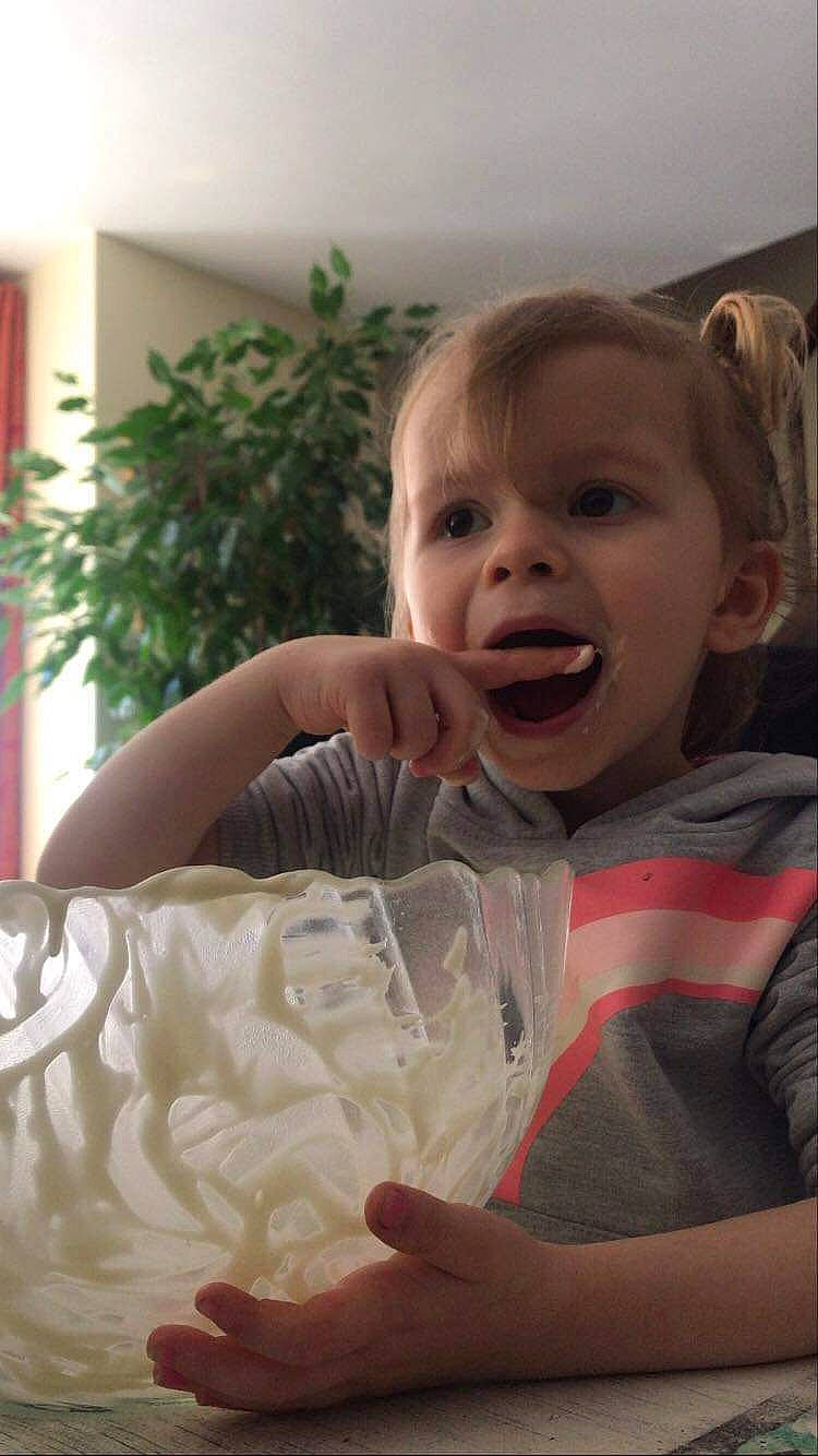 Rozenn participe au concours pour gagner de l'argent avec cette photo : baby_toddler_clothing, cheek, chin, comfort, fun, gesture, grass, hand, happy, houseplant, iris, mammal, mouth, nose, person, plant, skin, t_shirt, toddler, tooth