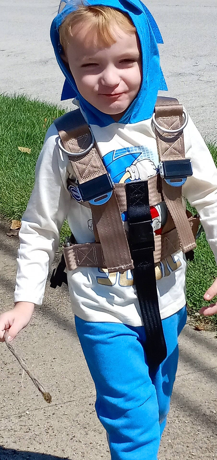 Malaki is registered to the contest to win money with this photo: bag, belt, blue, carmine, cosplay, costume, electric_blue, eyewear, fashion_accessory, gesture, glove, history, joy, luggage_and_bags, pattern, person, personal_protective_equipment, recreation, sleeve, smile