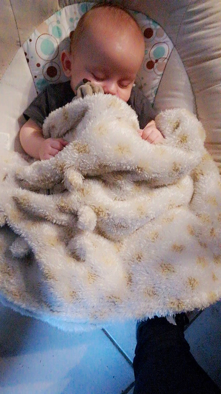 Thomas participe au concours pour gagner de l'argent avec cette photo : baby, child, fur, fur_clothing, gesture, person, skin, stuffed_toy, toddler, toy, wool