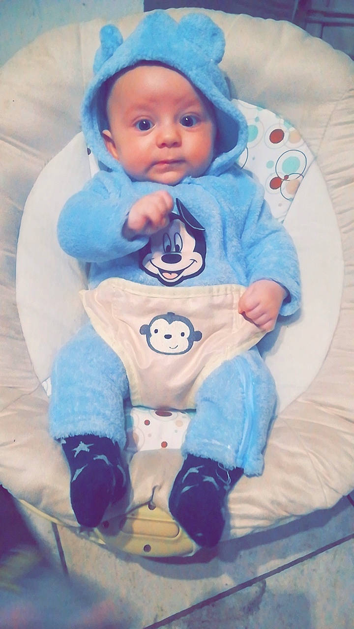 Thomas participe au concours pour gagner de l'argent avec cette photo : baby, baby_safety, baby_toddler_clothing, cheek, child, cool, eye, face, happy, head, headgear, headwear, human_body, leg, outerwear, person, pink, purple, sleeve, textile