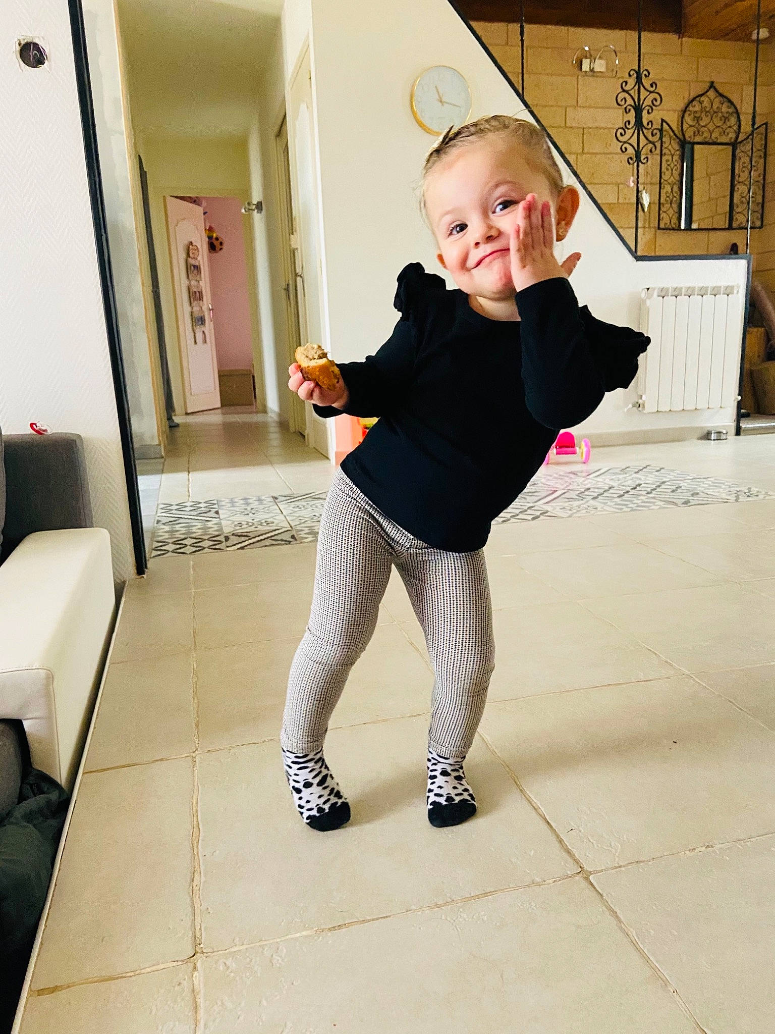 Louna participe au concours pour gagner de l'argent avec cette photo : baby, baby_toddler_clothing, cool, door, floor, flooring, happy, human_body, joint, joy, knee, leg, person, shoulder, sleeve, smile, sportswear, standing, street_fashion, thigh