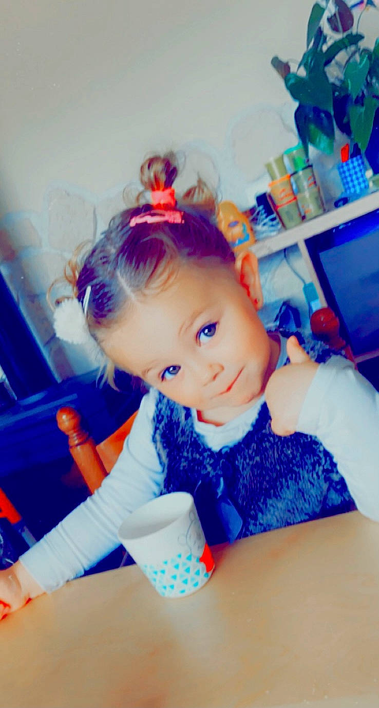 Louna participe au concours pour gagner de l'argent avec cette photo : azure, baby, baby_toddler_clothing, beauty, blue, chair, child, electric_blue, fun, happy, leisure, pattern, person, portrait_photography, purple, room, sitting, sleeve, smile, t_shirt