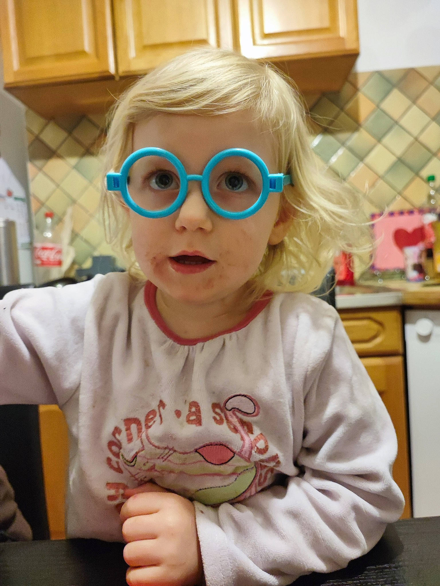 émy a rejoint le concours — aidez-le/la à gagner de superbes lots ! cheek, child, cool, eyewear, facial_expression, finger, glasses, goggles, hairstyle, happy, head, mouth, nose, organ, person, sleeve, standing, sunglasses, surprise, t_shirt