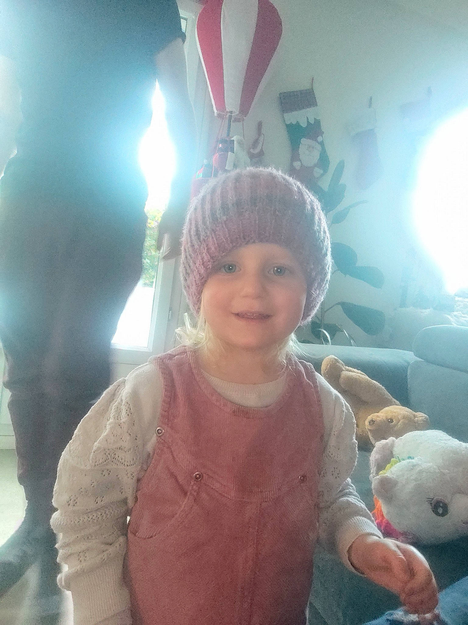 émy participe au concours pour gagner de l'argent avec cette photo : cap, child, cool, costume, event, finger, fun, gesture, happy, headwear, joy, lens_flare, party_supply, person, room, selfie, sitting, smile, t_shirt, toddler