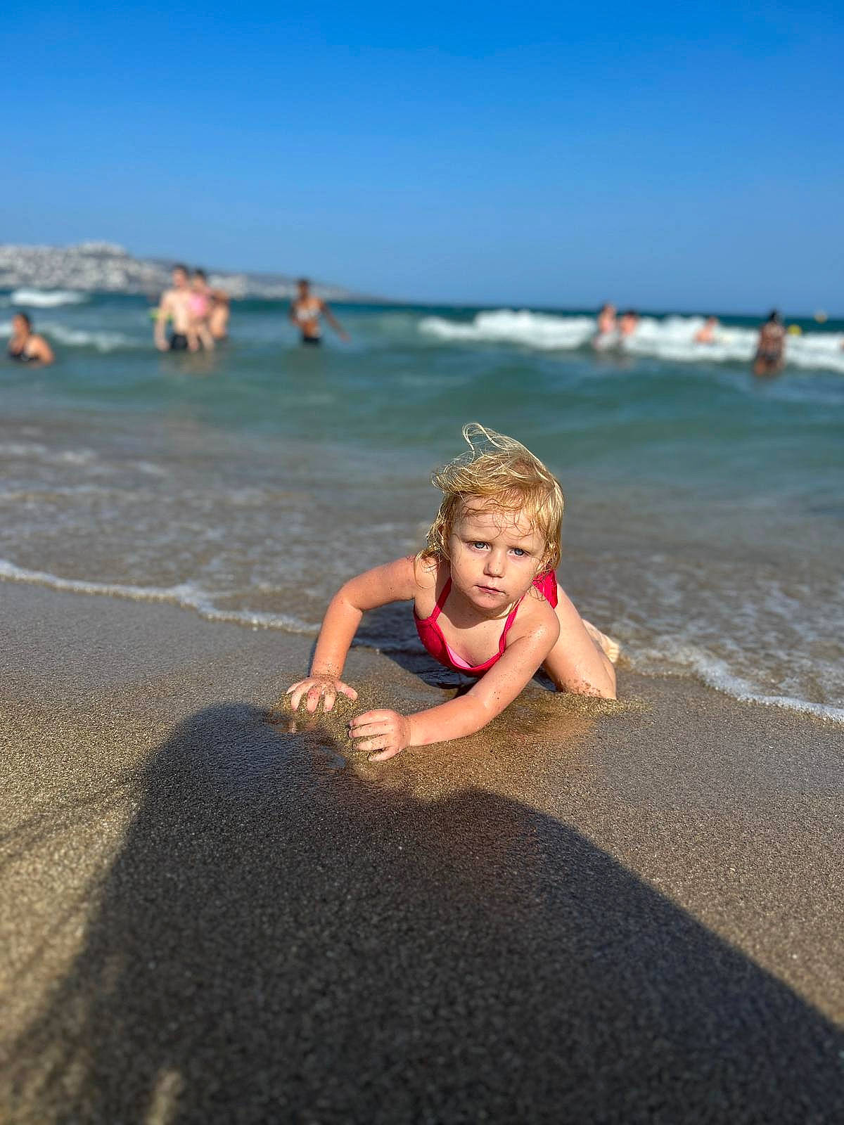 émy participe au concours pour gagner de l'argent avec cette photo : barefoot, beach, cloud, coastal_and_oceanic_landforms, flash_photography, fun, happy, horizon, landscape, leisure, people_in_nature, people_on_beach, person, sand, sky, sunlight, toddler, travel, water, wind_wave