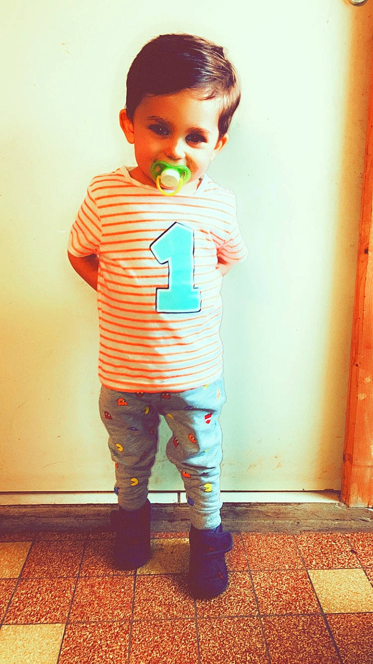 Aron a rejoint le concours — aidez-le/la à gagner de superbes lots ! baby_toddler_clothing, child, electric_blue, face, fashion_design, flash_photography, flooring, hair, happy, joy, knee, lip, orange, pattern, people, person, sleeve, standing, street_fashion, t_shirt