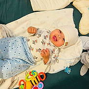 Jackson a rejoint le concours — aidez-le/la à gagner de superbes lots ! baby, babylaughing, blanket, bonnet, clothing, crib, face, furniture, happy, hat, head, infantbed, laughing, newborn, person, photography, portrait, smile, yawning