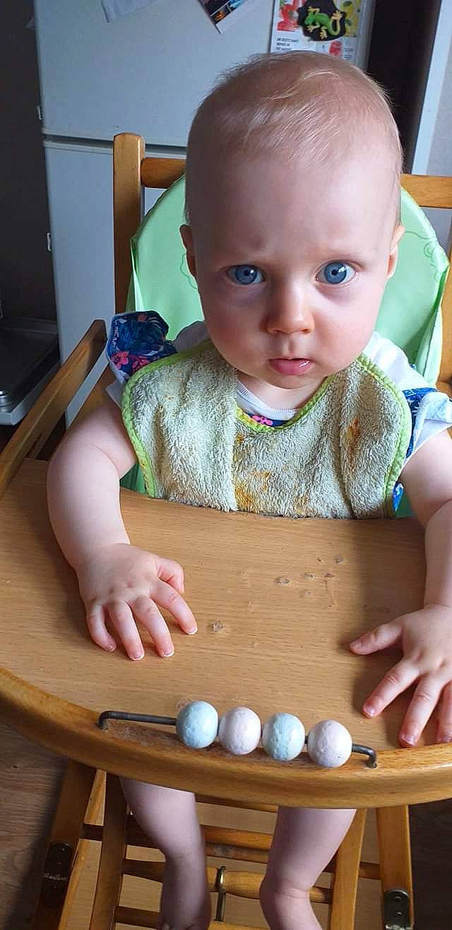 Taïna a rejoint le concours — aidez-le/la à gagner de superbes lots ! baby, child, hand, person, play, toddler