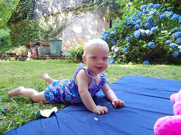 Taïna participe au concours pour gagner de l'argent avec cette photo : baby, child, fun, garden, grass, joy, leaf, leisure, person, plant, play, sitting, smile, summer, toddler, vacation