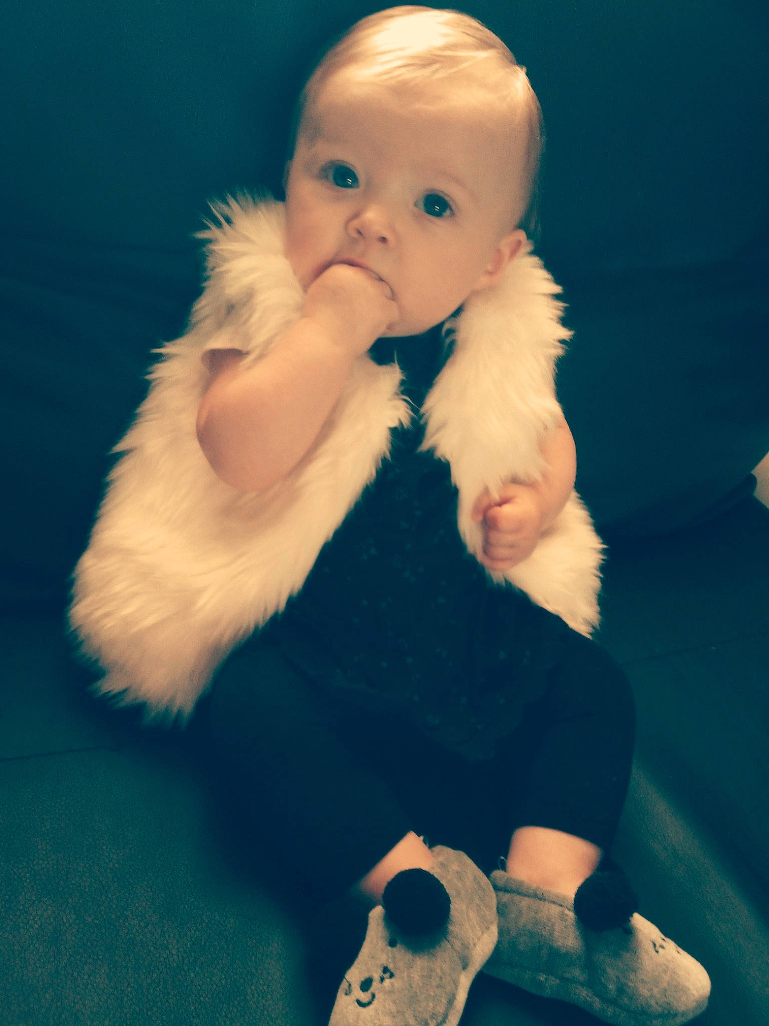Ivana participe au concours pour gagner de l'argent avec cette photo : baby_toddler_clothing, beauty, electric_blue, finger, flash_photography, fur, gesture, happy, human_leg, knee, nail, person, shoe, sitting, sleeve, thigh, thumb, toddler, toy, white