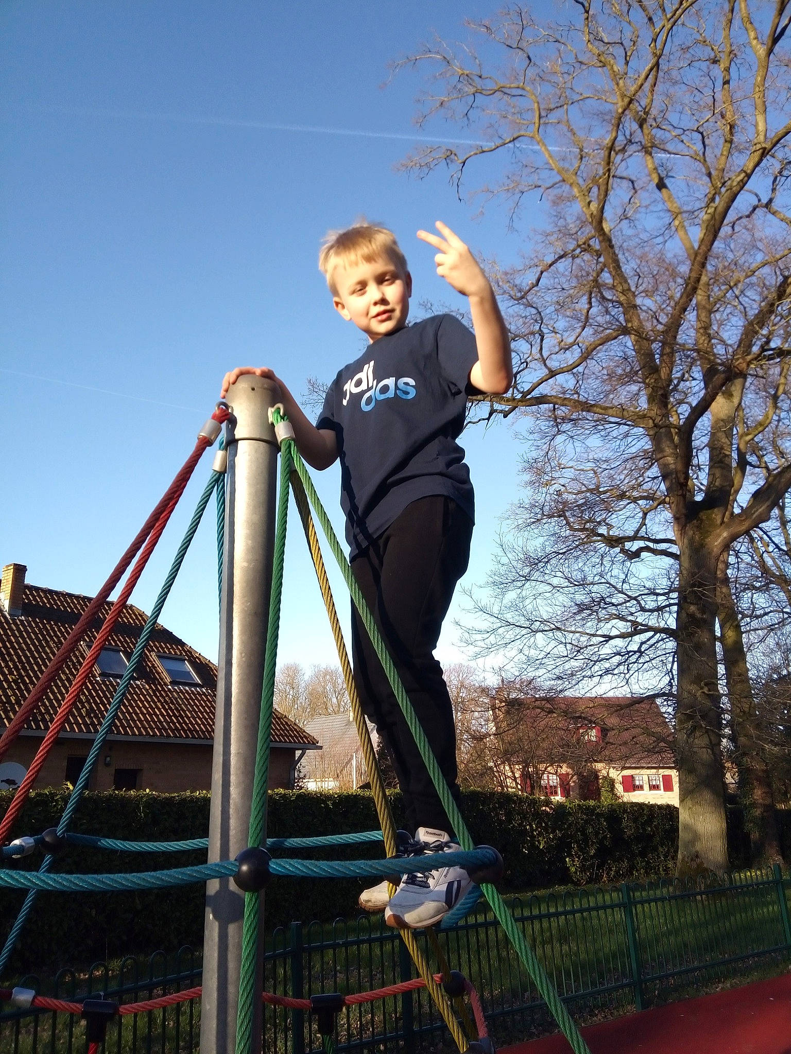 Alendzo a rejoint le concours — aidez-le/la à gagner de superbes lots ! city, jumping, leisure, person, photography, playground, recreation, rope, sky, trampoline, trampolining, trampolining_equipment_and_supplies, tree