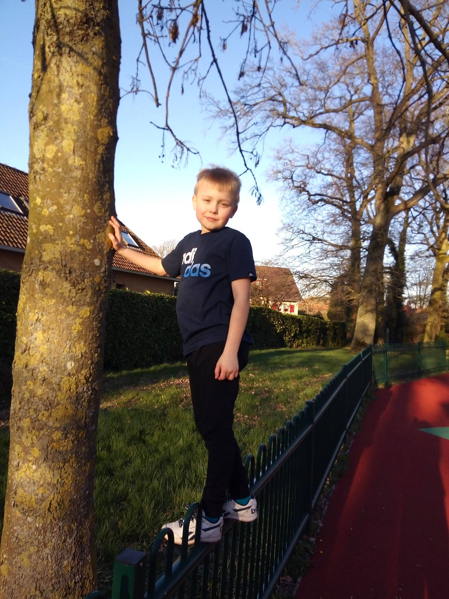 Alendzo a rejoint le concours — aidez-le/la à gagner de superbes lots ! autumn, branch, cool, footwear, happy, joy, leaf, leisure, person, photography, plant, recreation, shoe, sky, standing, sunlight, t_shirt, tree, woody_plant