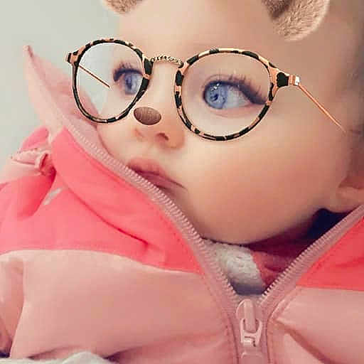 Ivana a rejoint le concours — aidez-le/la à gagner de superbes lots ! cap, doll, eye, eyebrow, eyelash, eyewear, gesture, glasses, goggles, hat, headgear, human_body, jacket, nose, pink, skin, sleeve, sunglasses, toy, vision_care