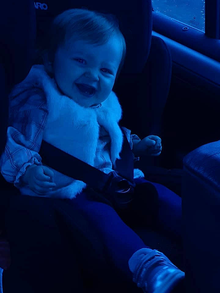 Ivana a rejoint le concours — aidez-le/la à gagner de superbes lots ! blue, child, cobalt_blue, electric_blue, person, sitting