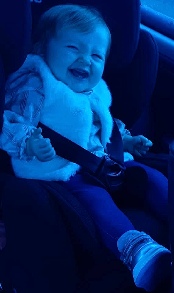 Ivana a rejoint le concours — aidez-le/la à gagner de superbes lots ! azure, blue, child, cobalt_blue, electric_blue, fun, hand, human, person, sitting, toddler, turquoise