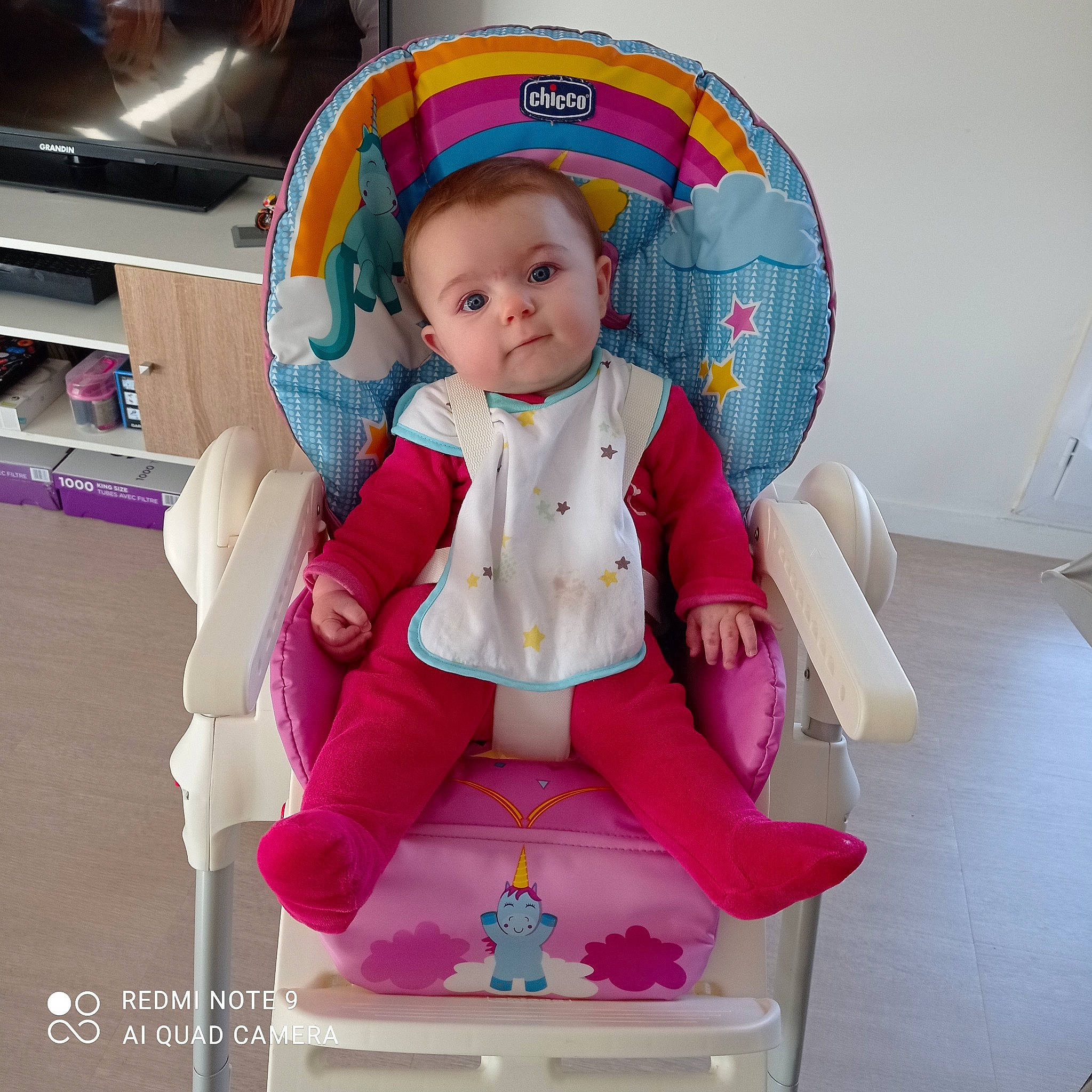 Lucie a rejoint le concours — aidez-le/la à gagner de superbes lots ! baby, baby_products, baby_toddler_clothing, baby_toys, carmine, chair, child, comfort, fashion_accessory, lap, magenta, person, personal_protective_equipment, pink, play, product, purple, room, sitting, sleeve