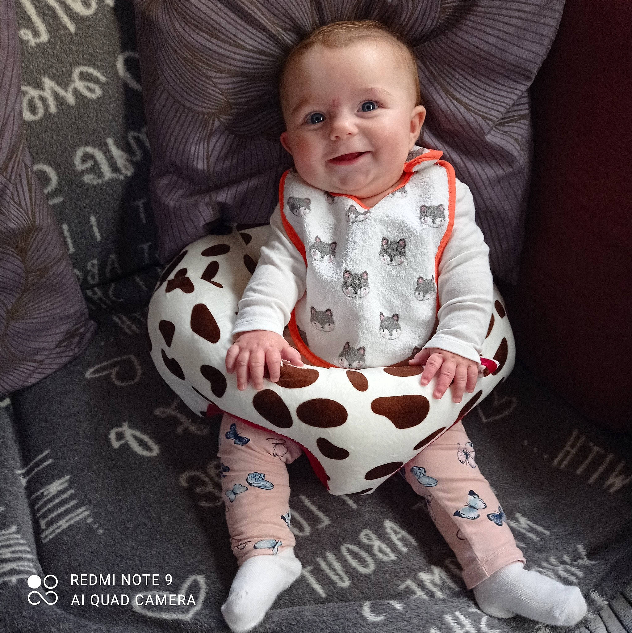 Lucie a rejoint le concours — aidez-le/la à gagner de superbes lots ! baby, baby_toddler_clothing, child, collar, comfort, cool, eye, flash_photography, happy, head, human_leg, joy, pattern, person, sitting, sleeve, smile, stock_photography, style, t_shirt