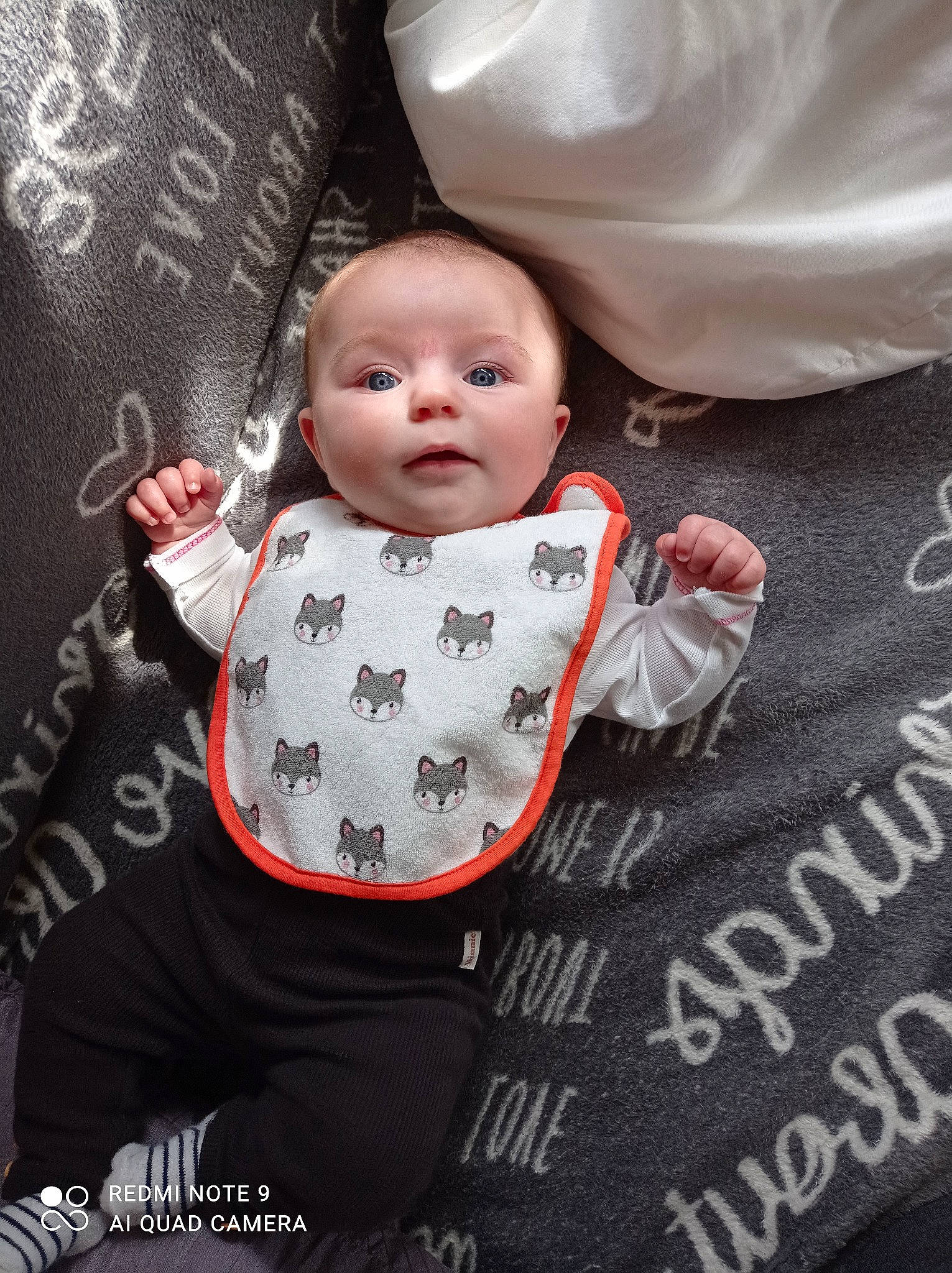 Lucie a rejoint le concours — aidez-le/la à gagner de superbes lots ! baby, baby_carriage, baby_products, baby_toddler_clothing, bib, cheek, flash_photography, font, grey, happy, human, jewellery, lip, outerwear, pattern, person, pink, sitting, sleeve, t_shirt