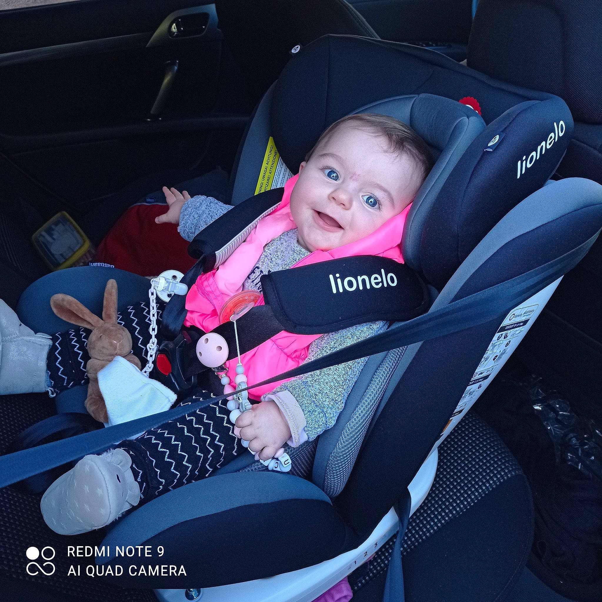 Lucie a rejoint le concours — aidez-le/la à gagner de superbes lots ! automotive_design, automotive_exterior, baby, baby_carriage, baby_products, car_seat, car_seat_cover, child, comfort, electric_blue, lap, material_property, motor_vehicle, person, personal_luxury_car, smile, steering_part, steering_wheel, toddler, vehicle