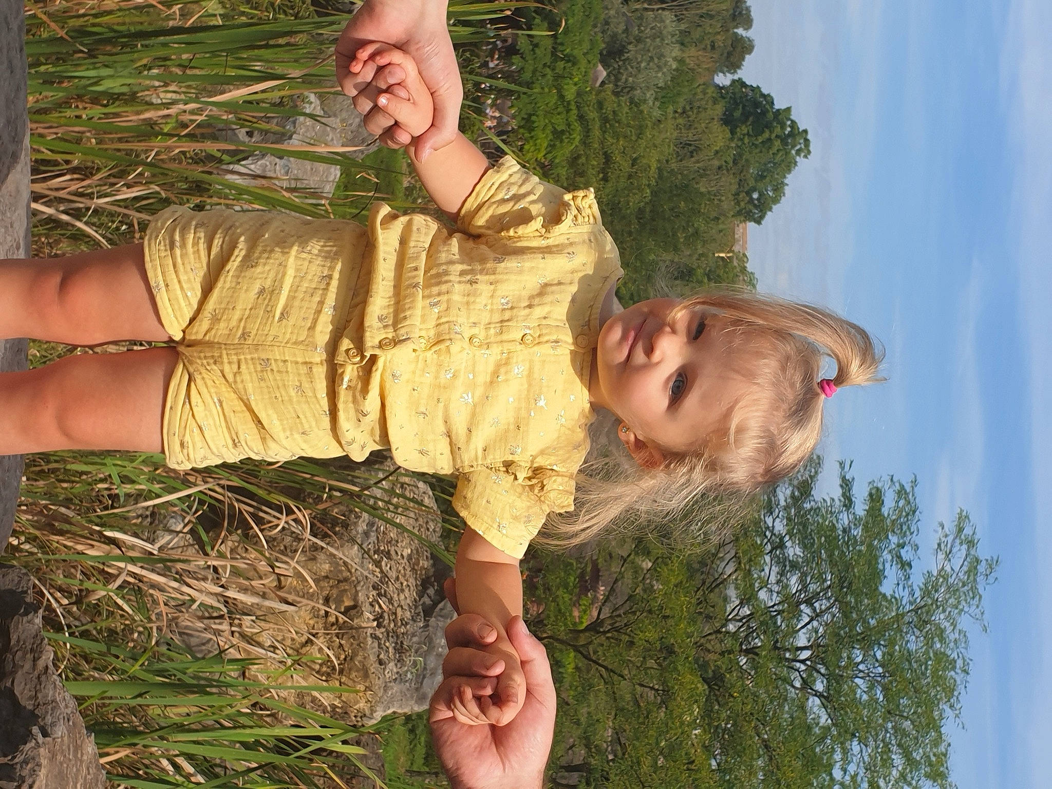 Katelyna participe au concours pour gagner de l'argent avec cette photo : agriculture, child, flash_photography, fun, gesture, grass, happy, hat, human_leg, landscape, leisure, people_in_nature, person, plant, sky, smile, soil, t_shirt, thigh, tree