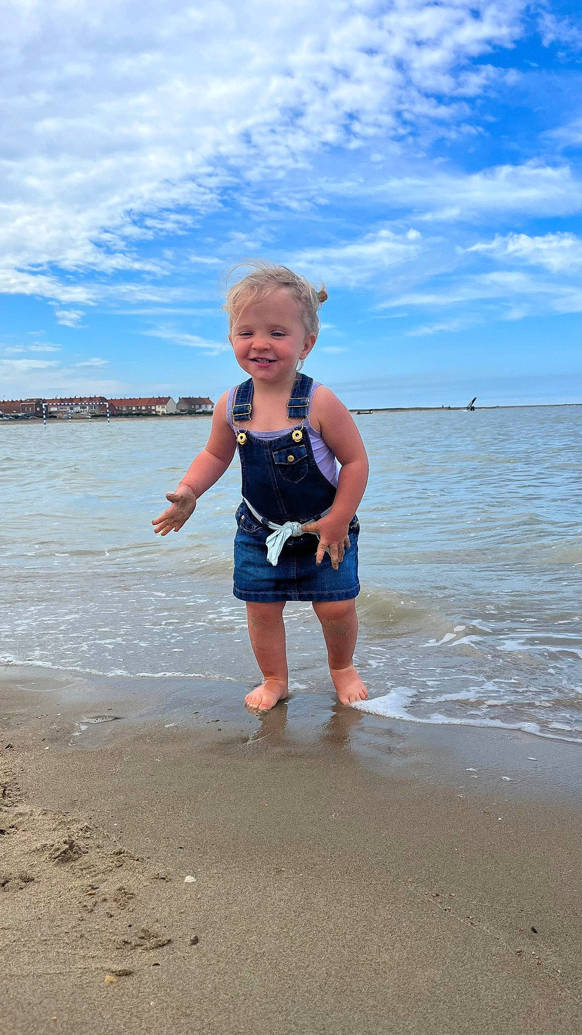 Katelyna participe au concours pour gagner de l'argent avec cette photo : azure, barefoot, beach, cloud, fun, happy, holiday, joy, lake, leg, leisure, people_in_nature, people_on_beach, person, sand, sky, standing, summer, toddler, waist