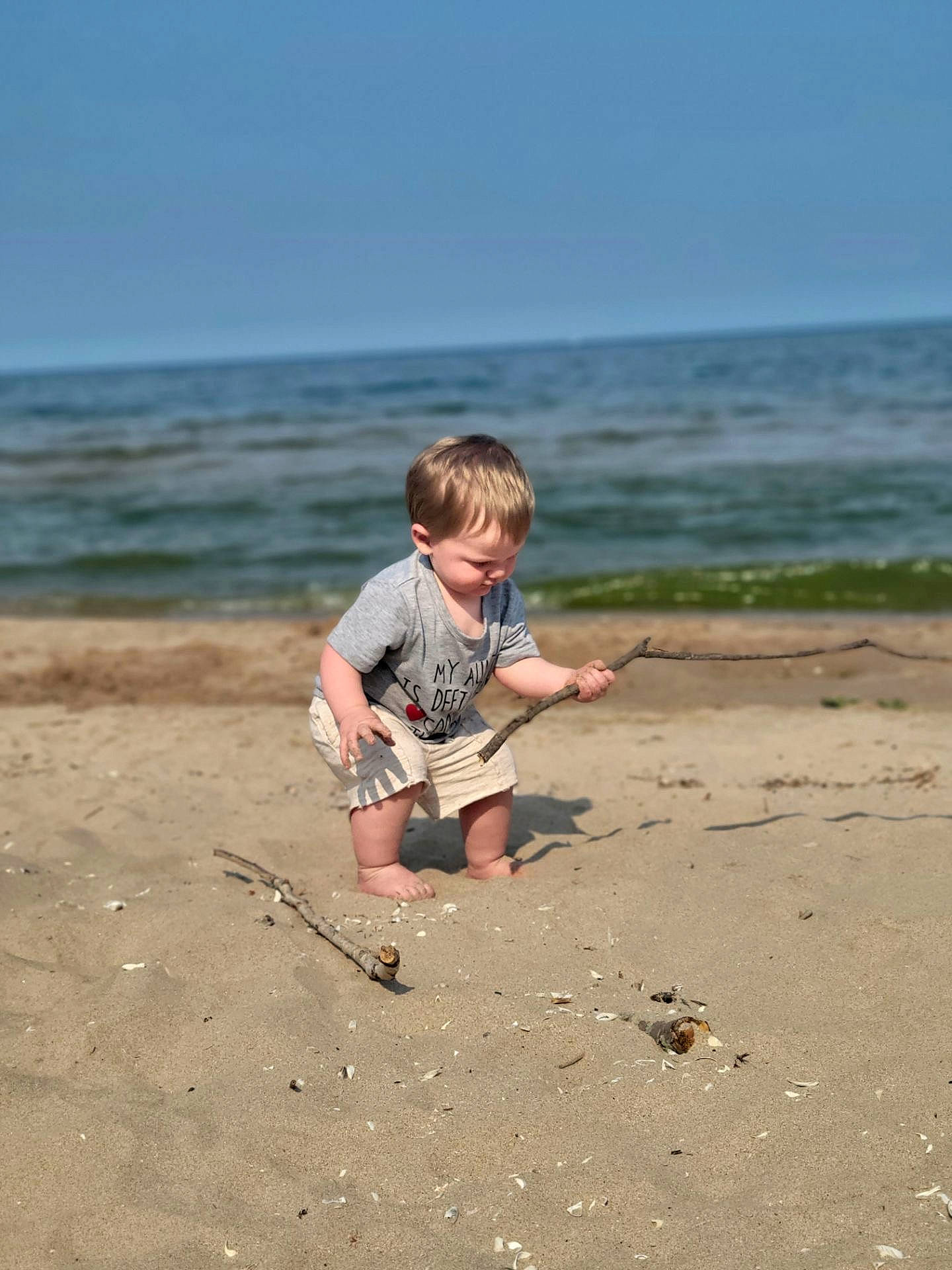 Sylus is registered to the contest to win money with this photo: barefoot, beach, child, coastal_and_oceanic_landforms, fun, grass, happy, horizon, landscape, leg, leisure, people_in_nature, person, recreation, shore, sky, soil, toddler, water, wind_wave